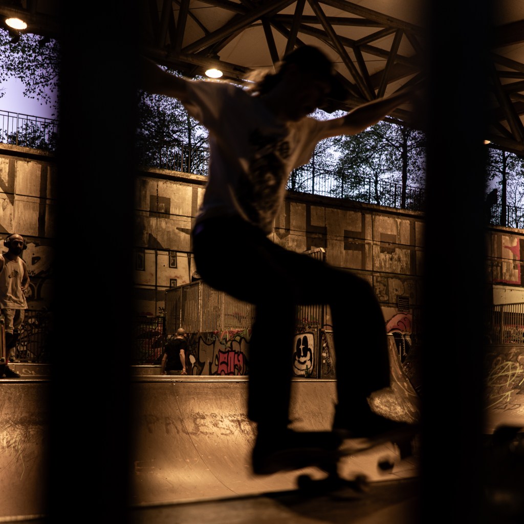 Le skatepark couvert de Bercy voit ses murs couverts de graffitis © Florence Morel