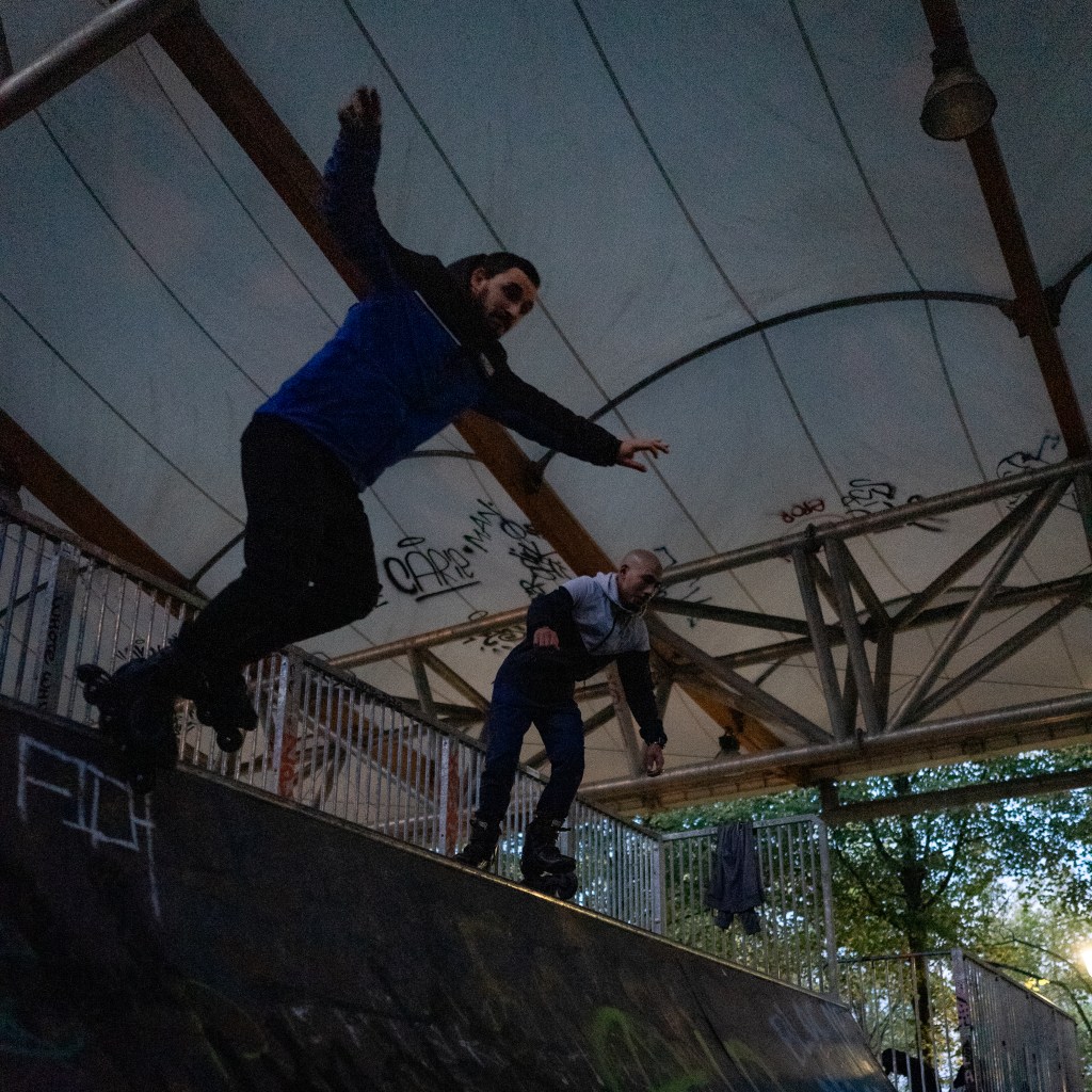 180, snake, powerslide... les amateurs de roller s'en donnent à coeur joie au skatepark de Bercy © Florence Morel