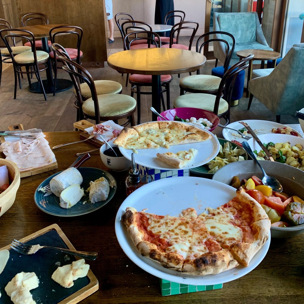 Le brunch italien à volonté de l'auberge de jeunesse The People Paris Nation