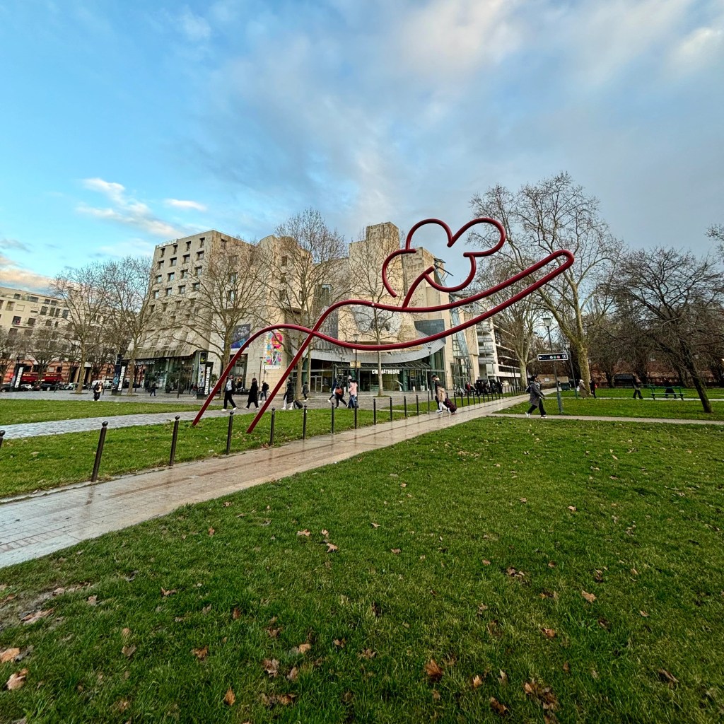 sculpture d'Oscar Niemeyer en forme de main ouverte tendant une fleur