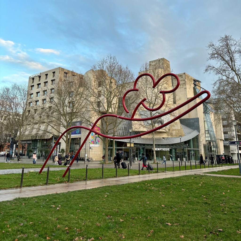 sculpture d'Oscar Niemeyer en forme de main ouverte tendant une fleur